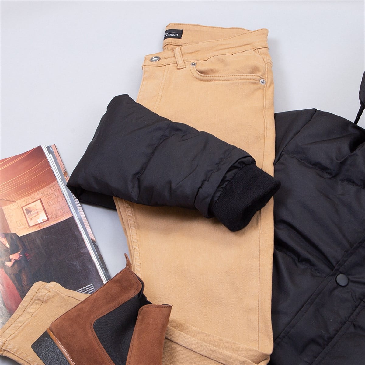 Kapşonlu Siyah Şişme Mont Boğazlı Kazak Pantolon Bot Kombin