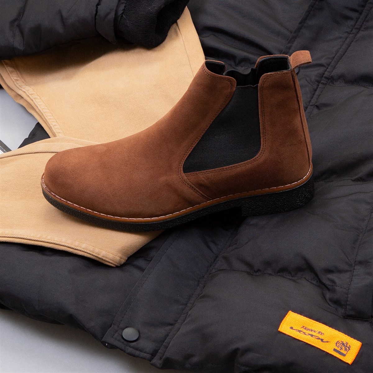 Kapşonlu Siyah Şişme Mont Boğazlı Kazak Pantolon Bot Kombin