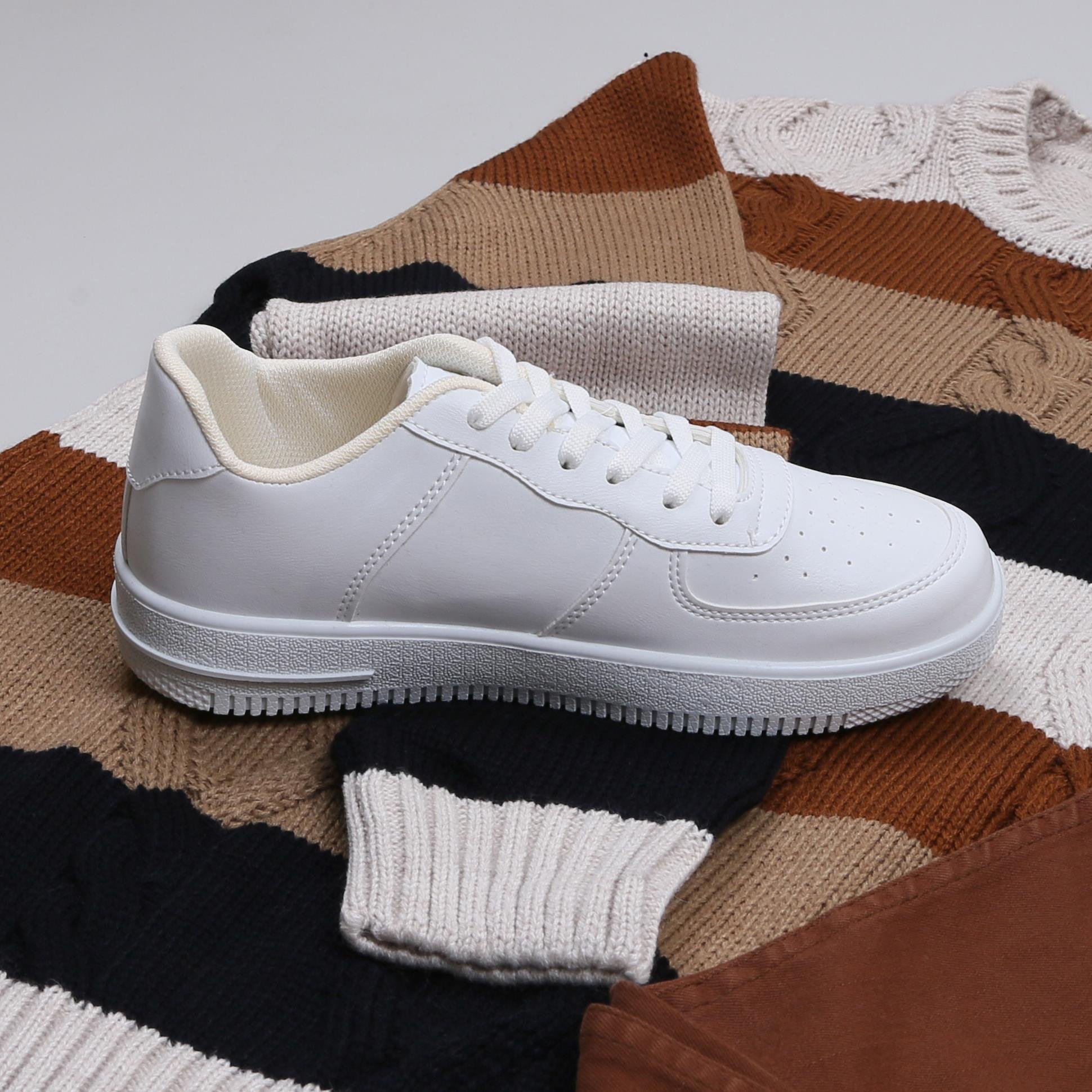 Karışık Desenli Kazak Kahve Kot Pantolon Ayakkabı Kombini