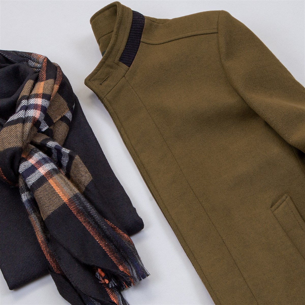 Kaşe Kaban Boğazlı Kazak Pantolon Bot Atkı Kombin