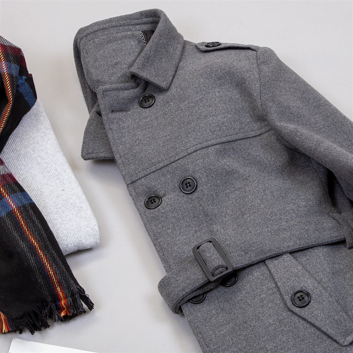 Kemerli Gri Kaşe Kaban Boğazlı Kazak Pantolon Bot Kombin