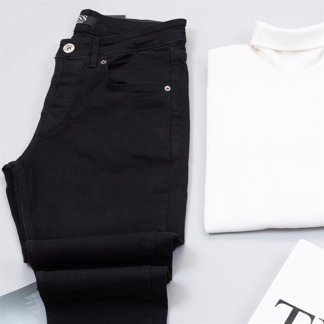 Kemerli Siyah Kaşe Kaban Boğazlı Kazak Pantolon Bot Kombin