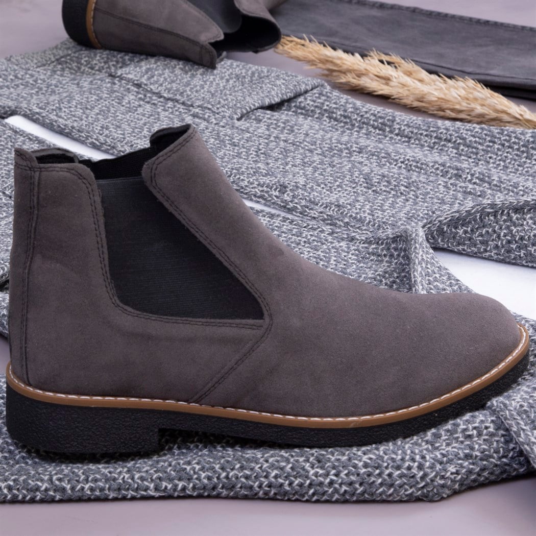 Kırçıllı Gri Beyaz Hırka Kazak Pantolon Bot Kombin