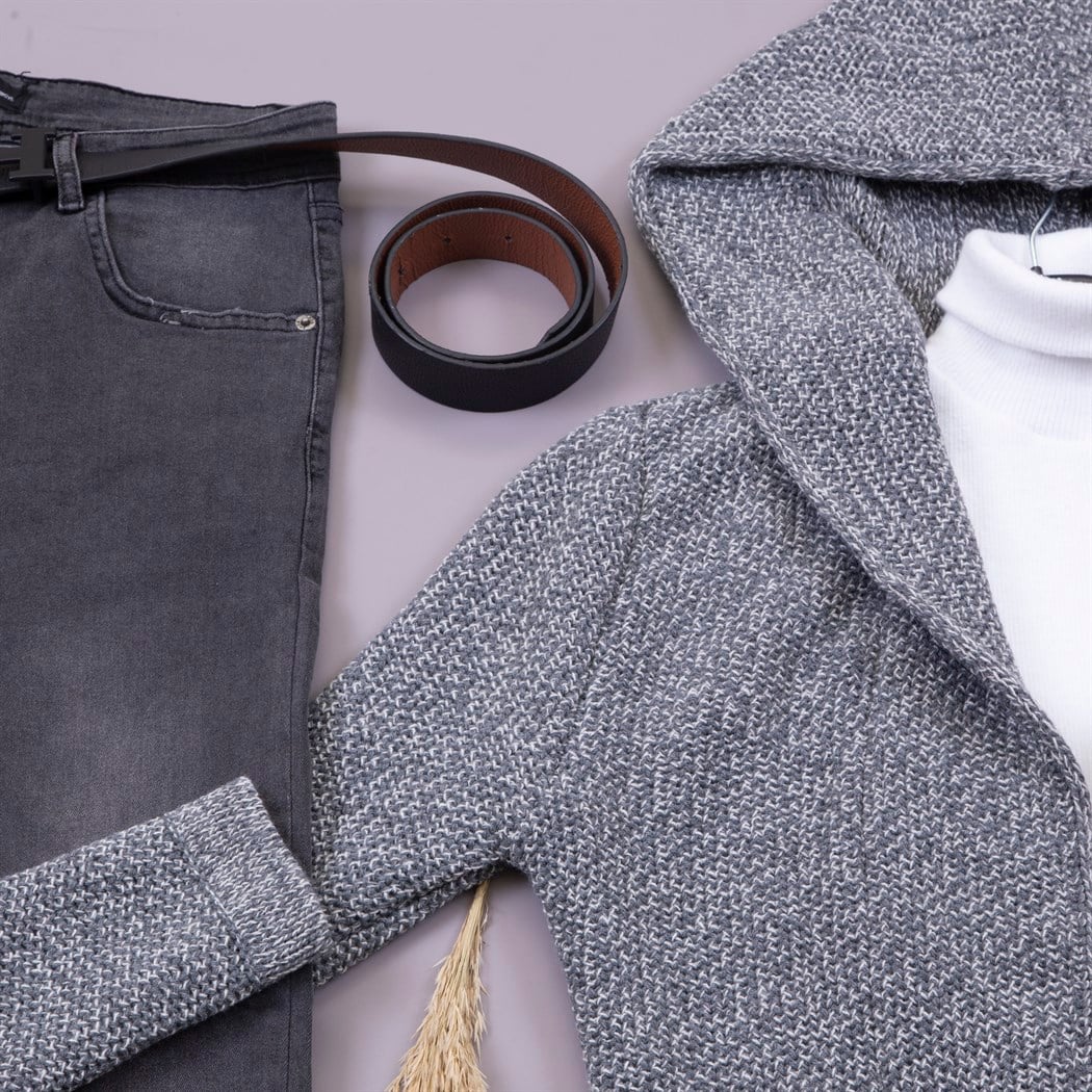 Kırçıllı Gri Beyaz Hırka Kazak Pantolon Bot Kombin