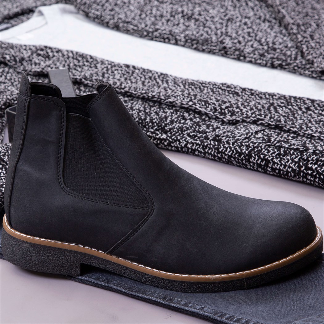 Kırçıllı Siyah Beyaz Hırka Kazak Pantolon Bot Kombin