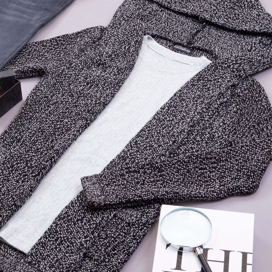 Kırçıllı Siyah Beyaz Hırka Kazak Pantolon Bot Kombin