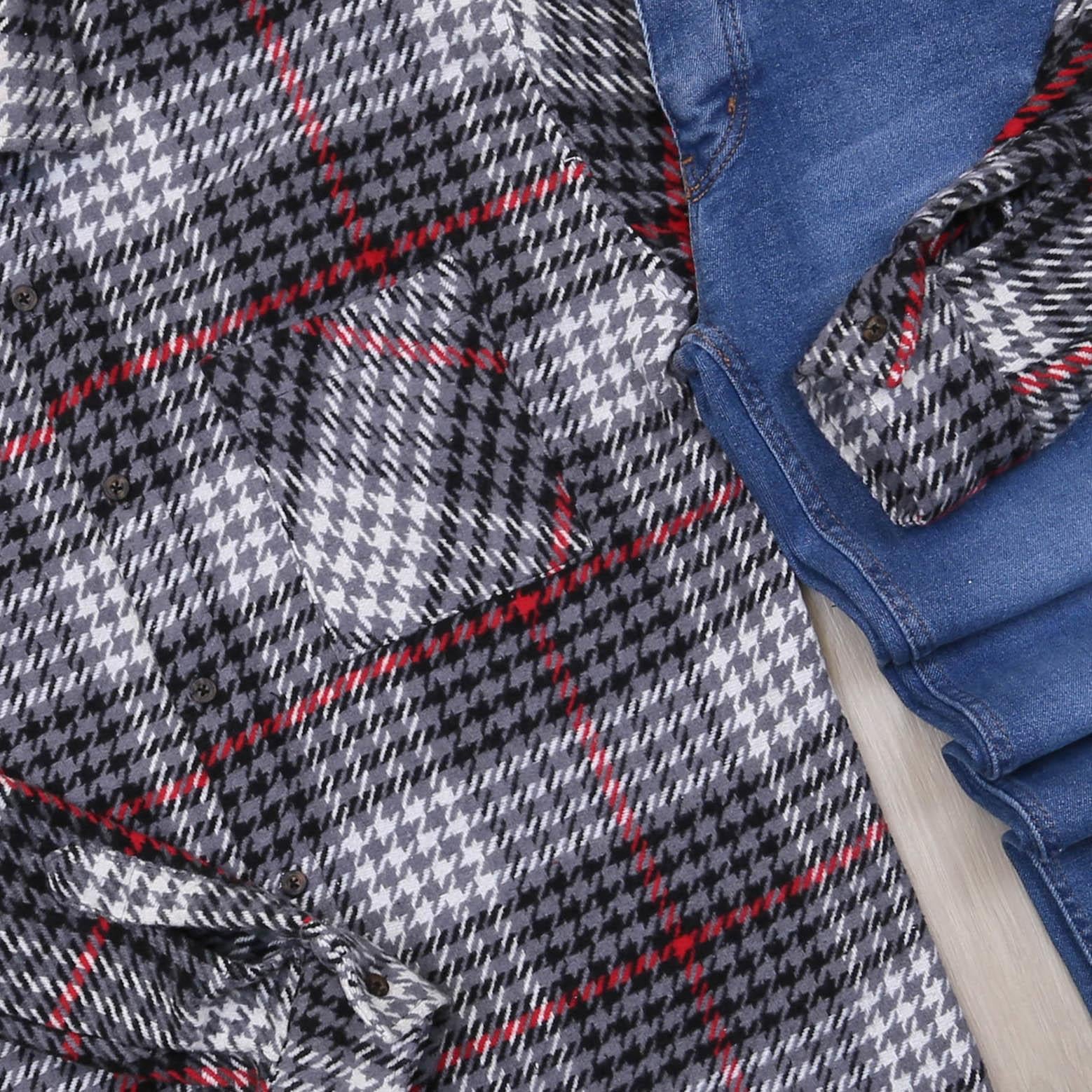 Kırmızı Çizgili Ekose Gömlek Ayakkabı Mavi Kot Pantolon Kombin