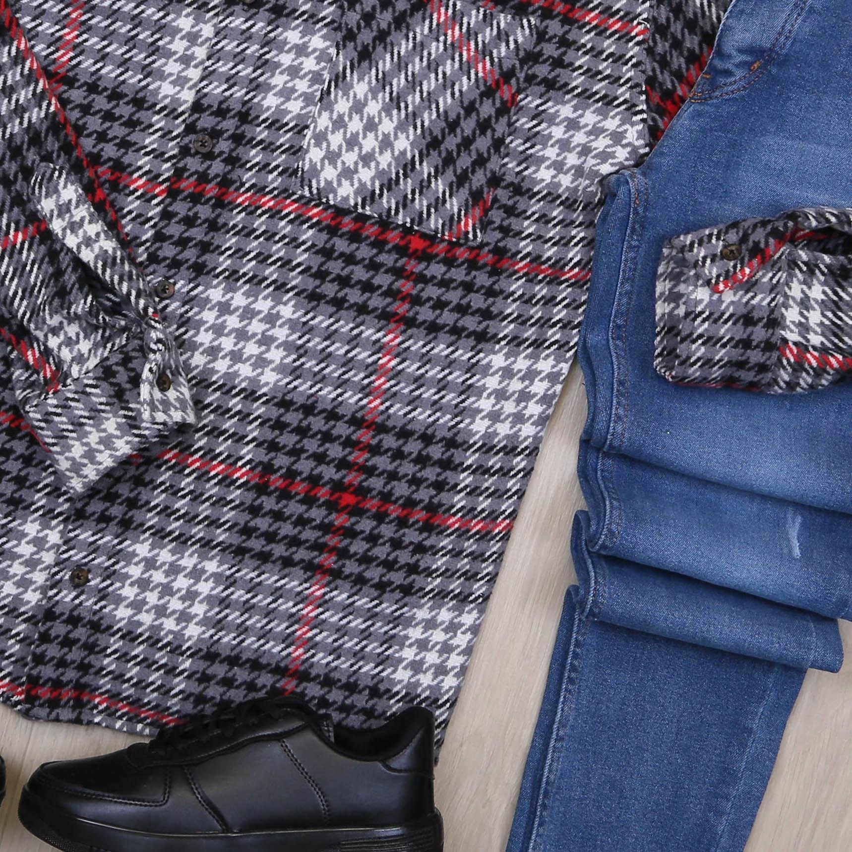 Kırmızı Çizgili Ekose Gömlek Ayakkabı Mavi Kot Pantolon Kombin