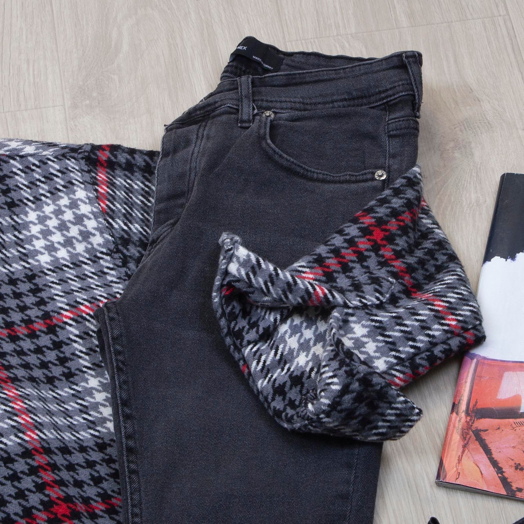 Kırmızı Çizgili Ekose Gömlek Bot Lacivert Kot Pantolon Kombin