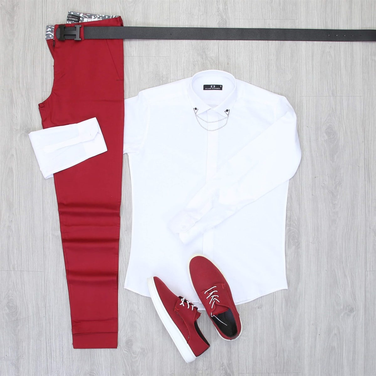 Kırmızı Pantolon Beyaz Gömlek Ayakkabı Kombini