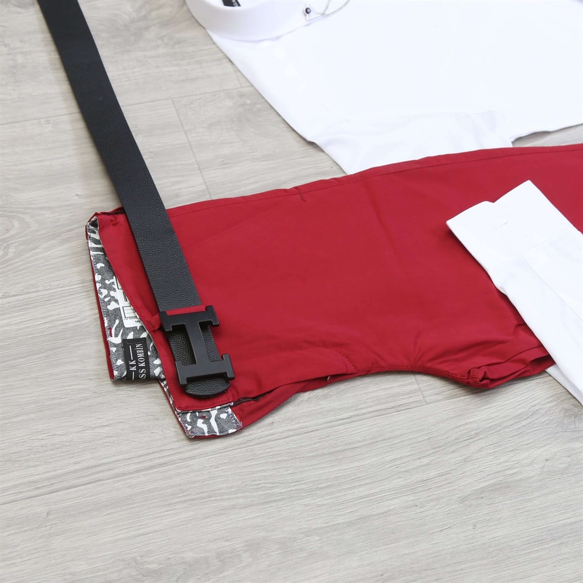 Kırmızı Pantolon Beyaz Gömlek Ayakkabı Kombini