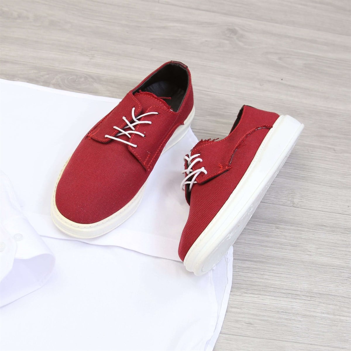 Kırmızı Pantolon Beyaz Gömlek Ayakkabı Kombini