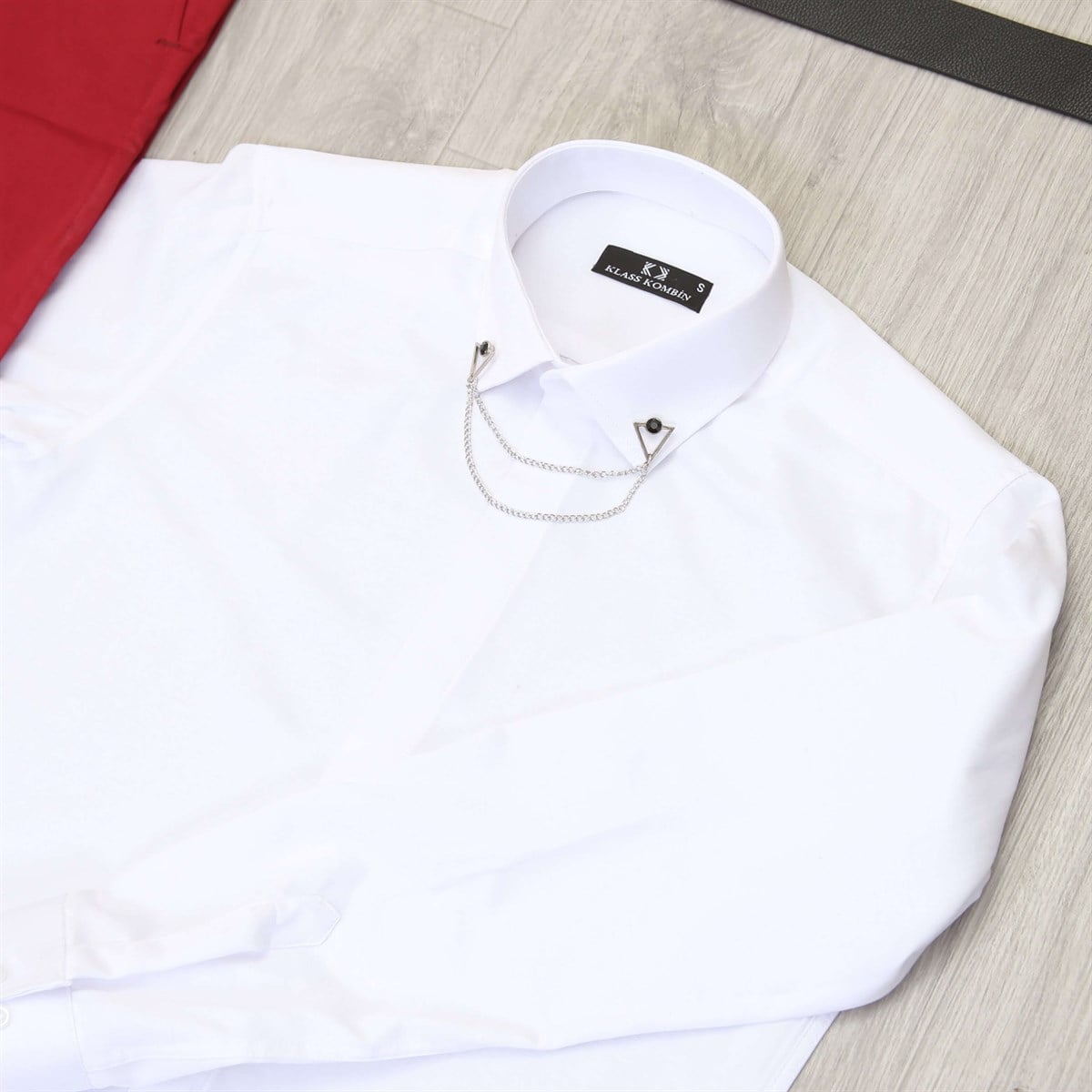 Kırmızı Pantolon Beyaz Gömlek Ayakkabı Kombini