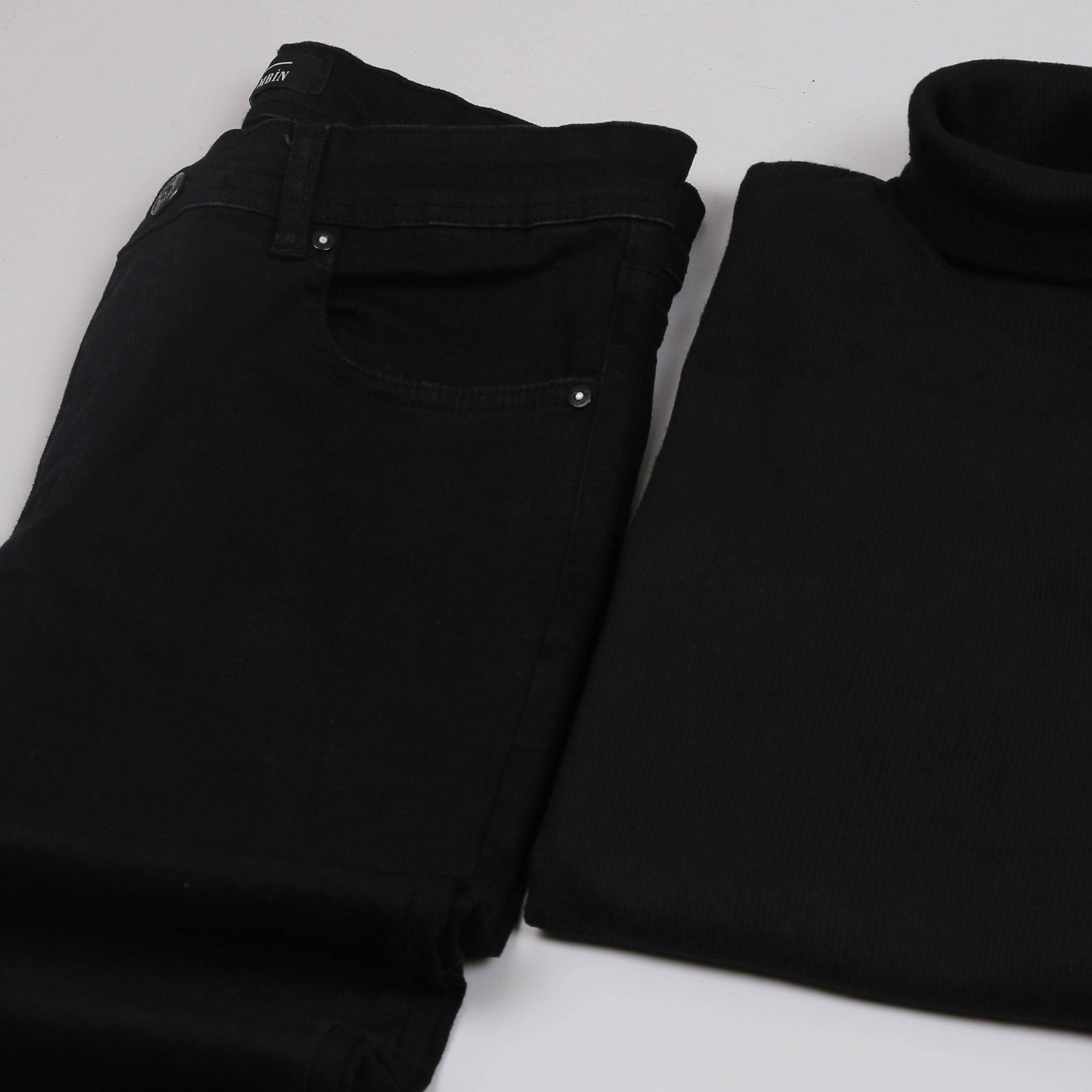 Kırmızı Şişme Yelek Siyah Kot Pantolon Ayakkabı Kombini