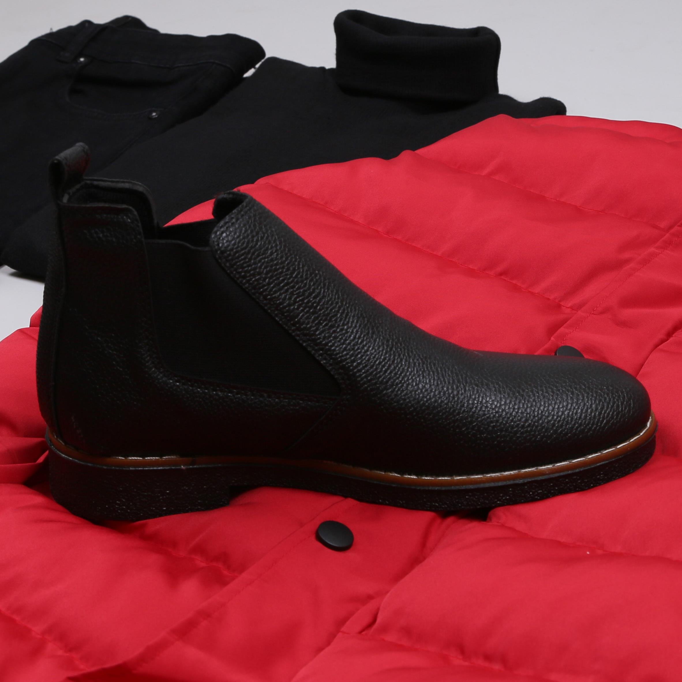 Kırmızı Şişme Yelek Siyah Kot Pantolon Ayakkabı Kombini