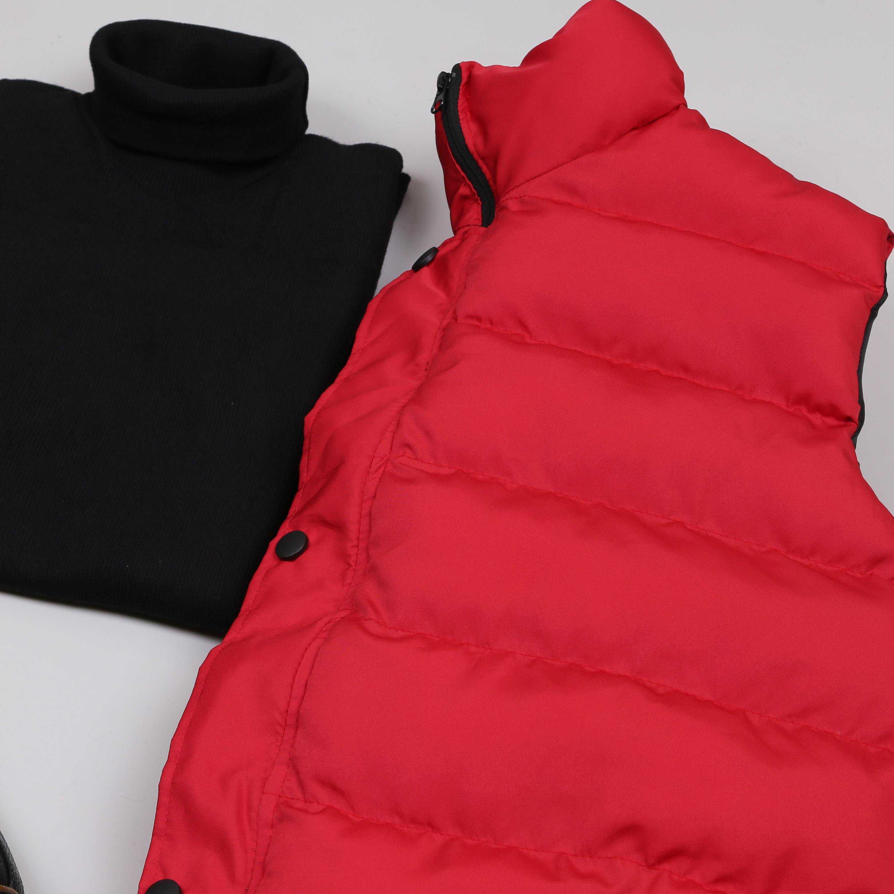 Kırmızı Şişme Yelek Siyah Kot Pantolon Ayakkabı Kombini