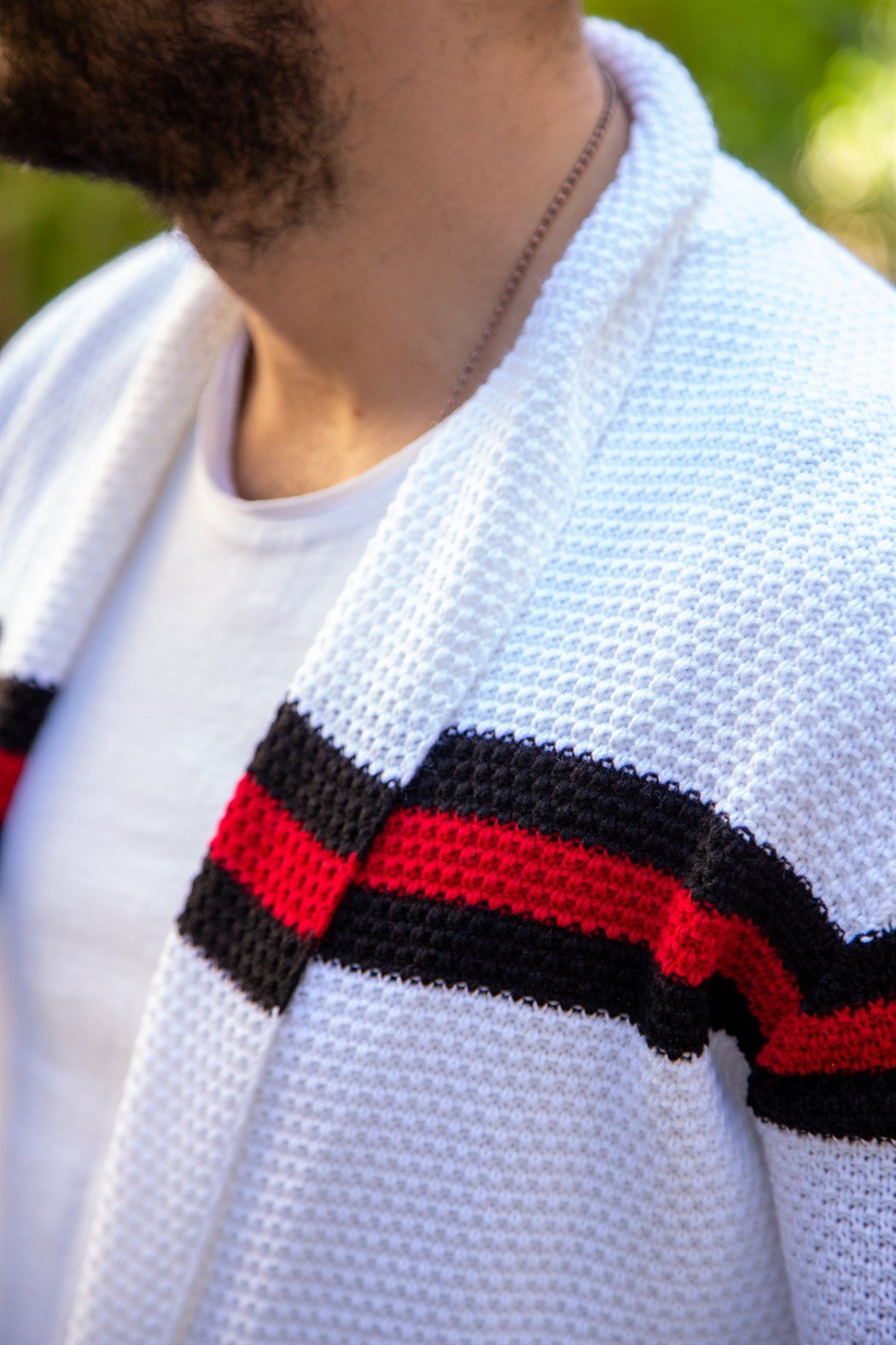 Kırmızı siyah çizgili ince beyaz örme hırka