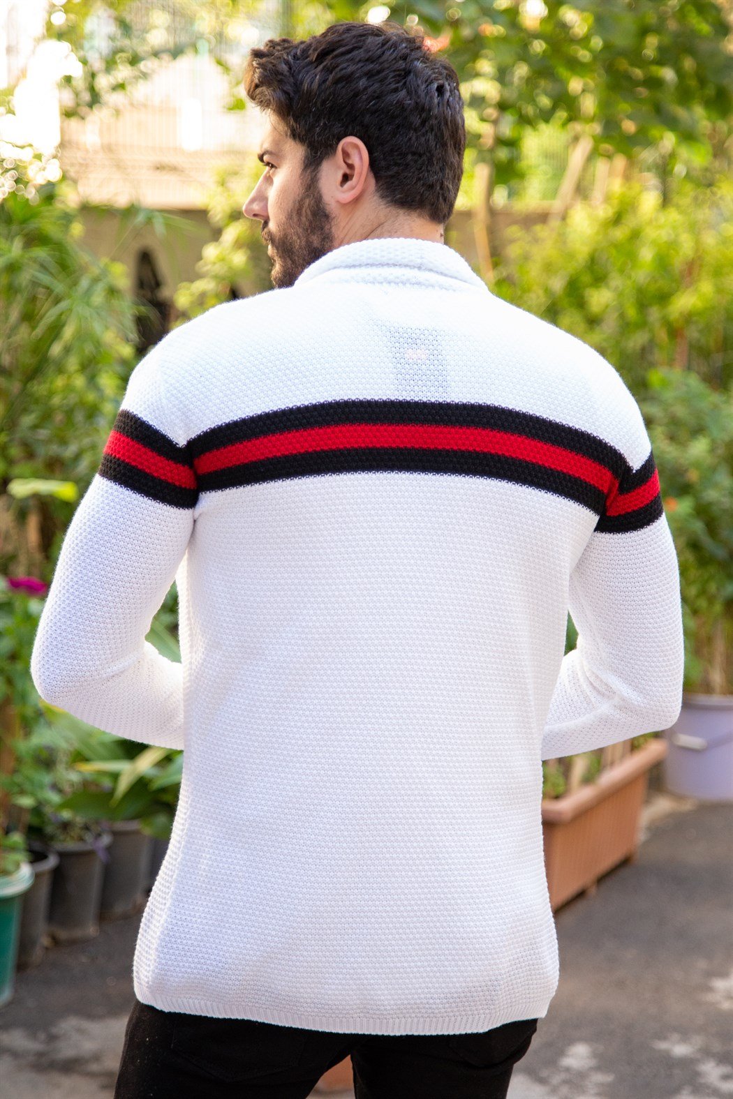 Kırmızı siyah çizgili ince beyaz örme hırka