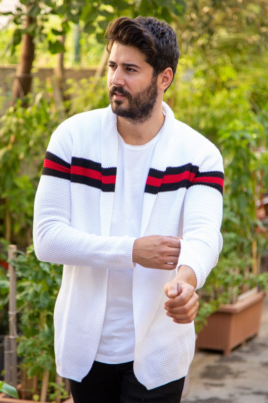 Kırmızı siyah çizgili ince beyaz örme hırka