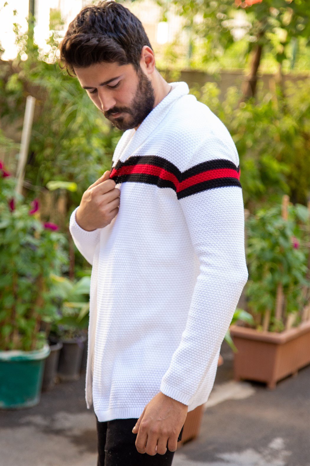 Kırmızı siyah çizgili ince beyaz örme hırka