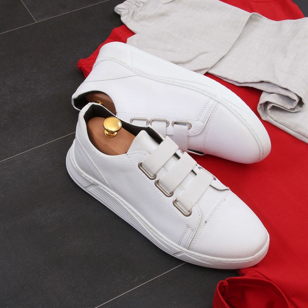 Kırmızı T-Shirt Jogger Pantolon Spor Ayakkabı Kombini 