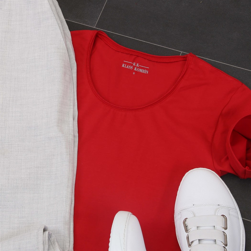 Kırmızı T-Shirt Jogger Pantolon Spor Ayakkabı Kombini 