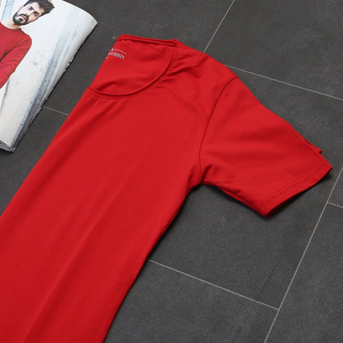 Kırmızı T-Shirt Kot Pantolon Beyaz Spor Ayakkabı Kombini