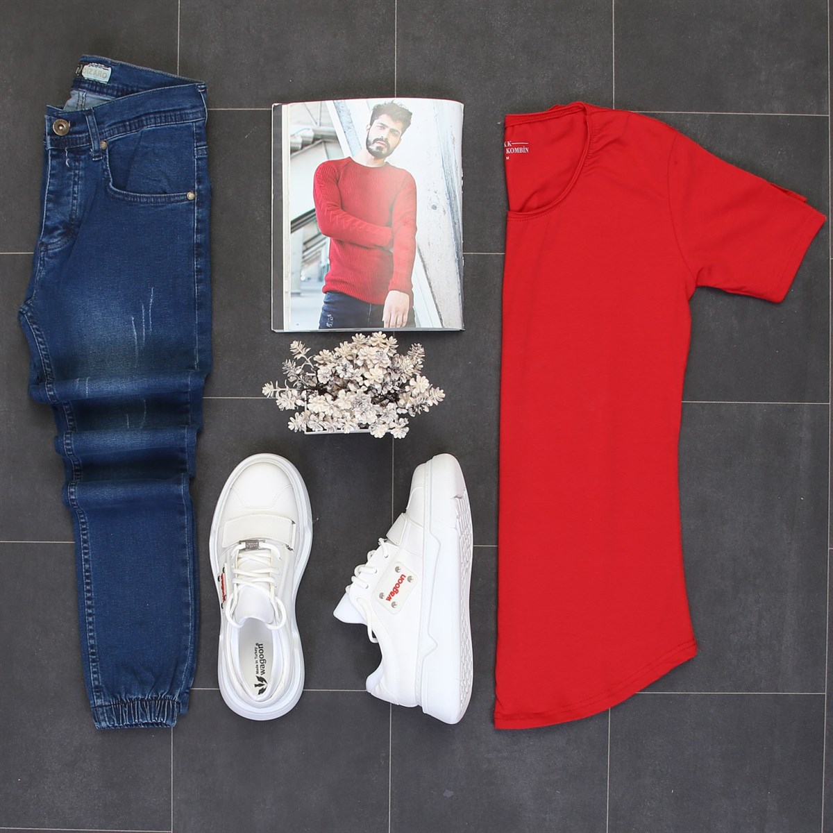 Kırmızı T-Shirt Kot Pantolon Beyaz Spor Ayakkabı Kombini