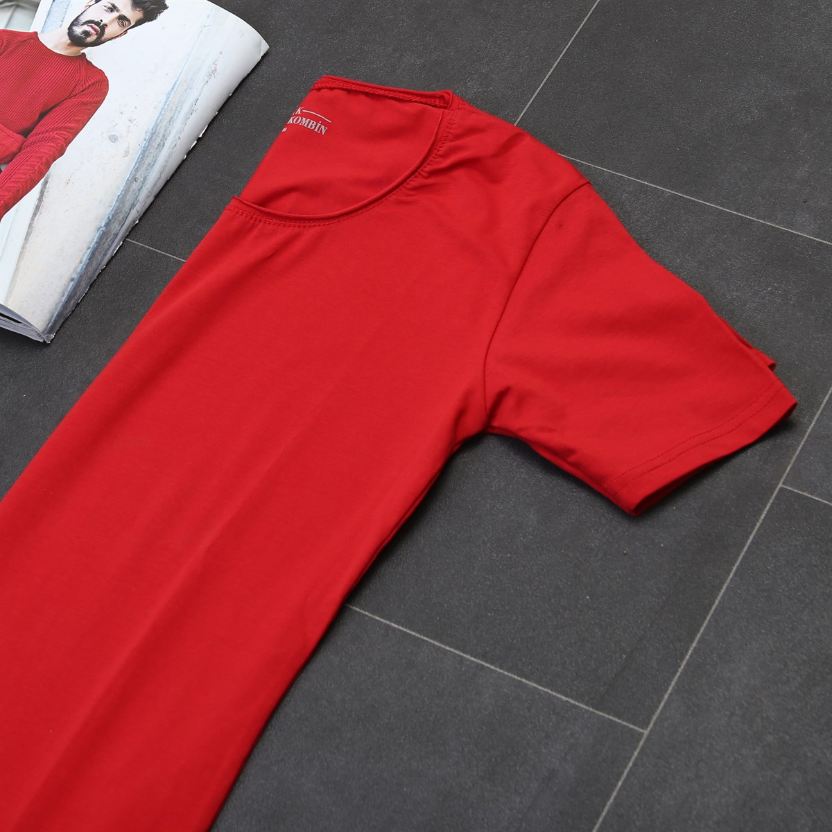 Kırmızı T-Shirt Siyah Kot Pantolon Spor Ayakkabı Kombini