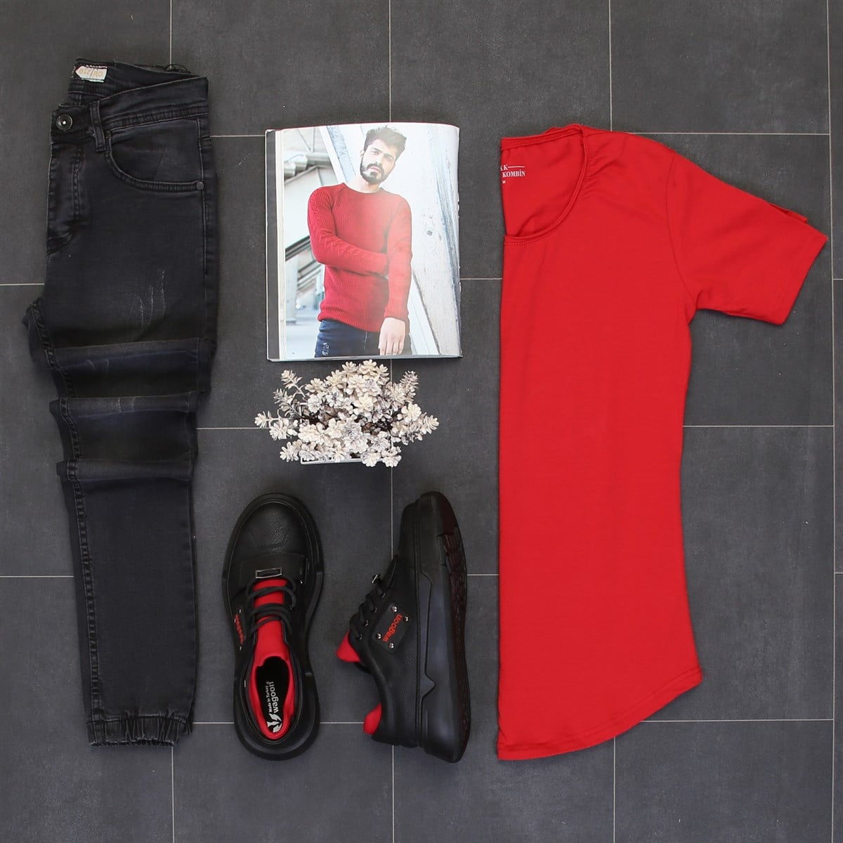 Kırmızı T-Shirt Siyah Kot Pantolon Spor Ayakkabı Kombini
