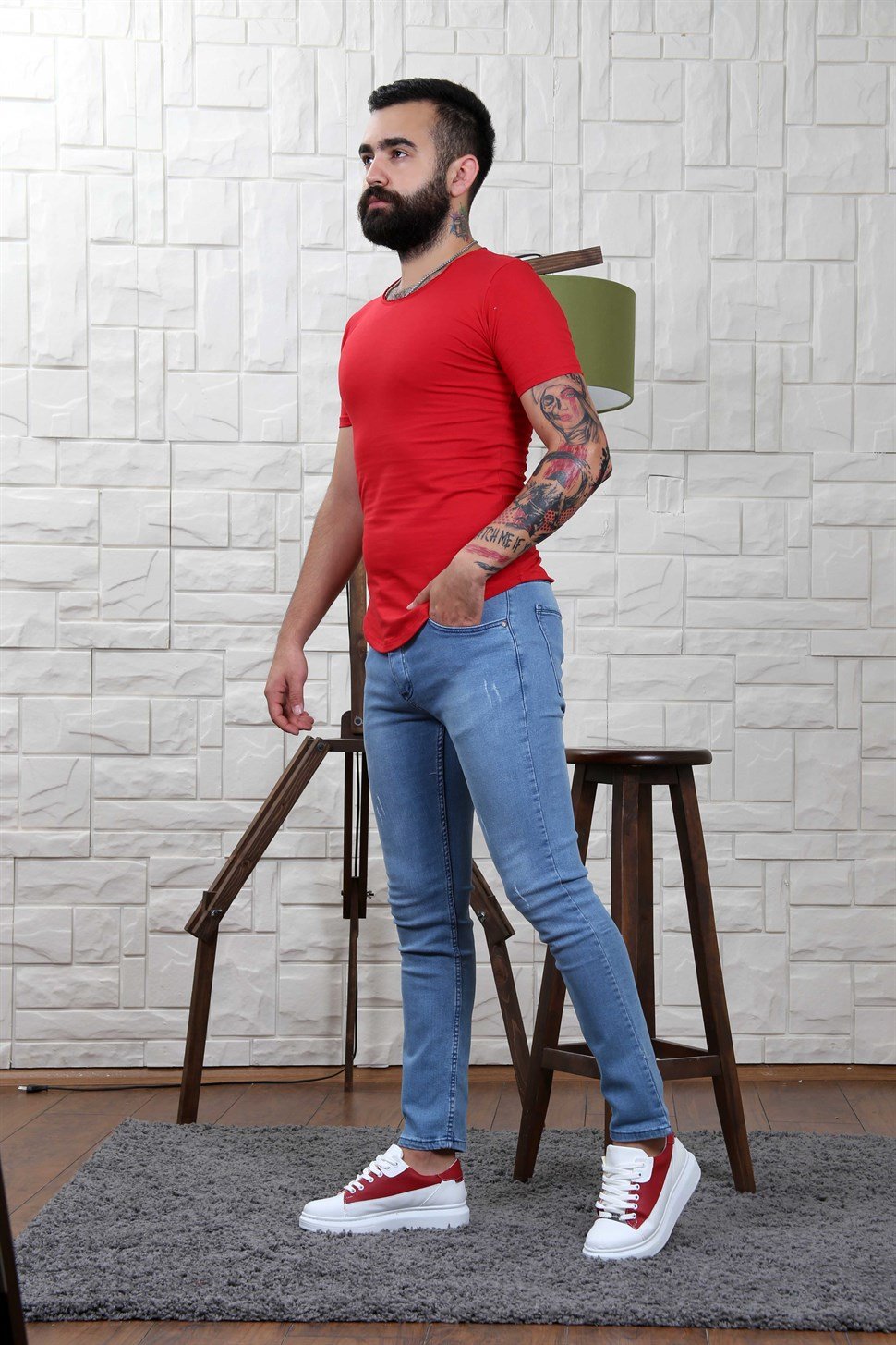 Kot Kırmızı Basic Tshirt Ayakkabı Kombini