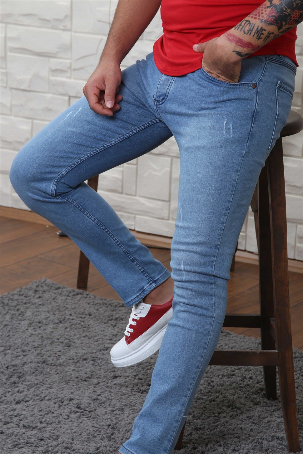 Kot Kırmızı Basic Tshirt Ayakkabı Kombini