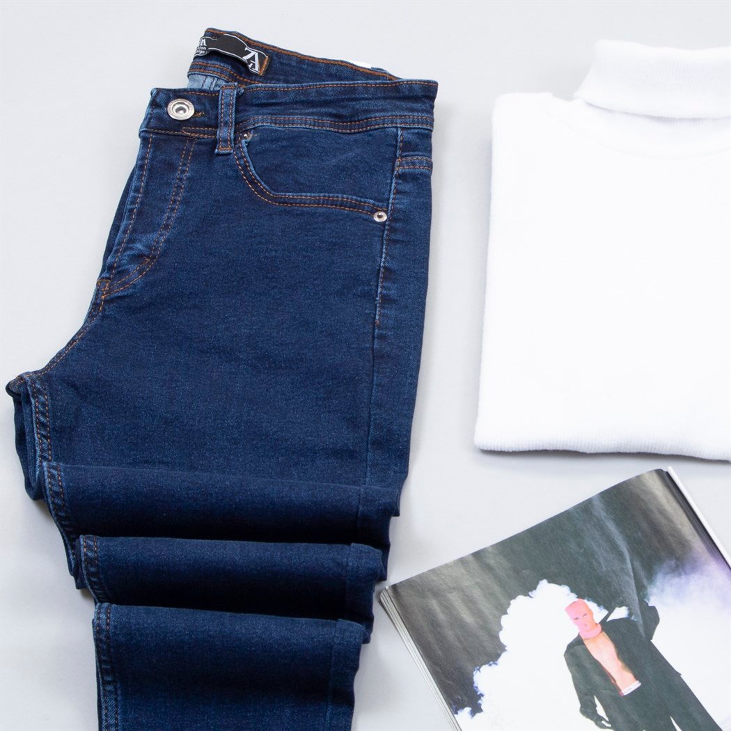 Koyu Mavi Kürklü Kot Ceket Boğazlı Kazak Pantolon Bot Kombin