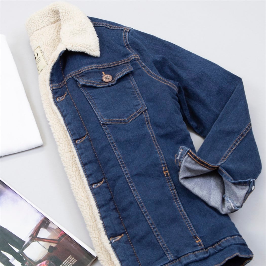 Koyu Mavi Kürklü Kot Ceket Boğazlı Kazak Pantolon Bot Kombin