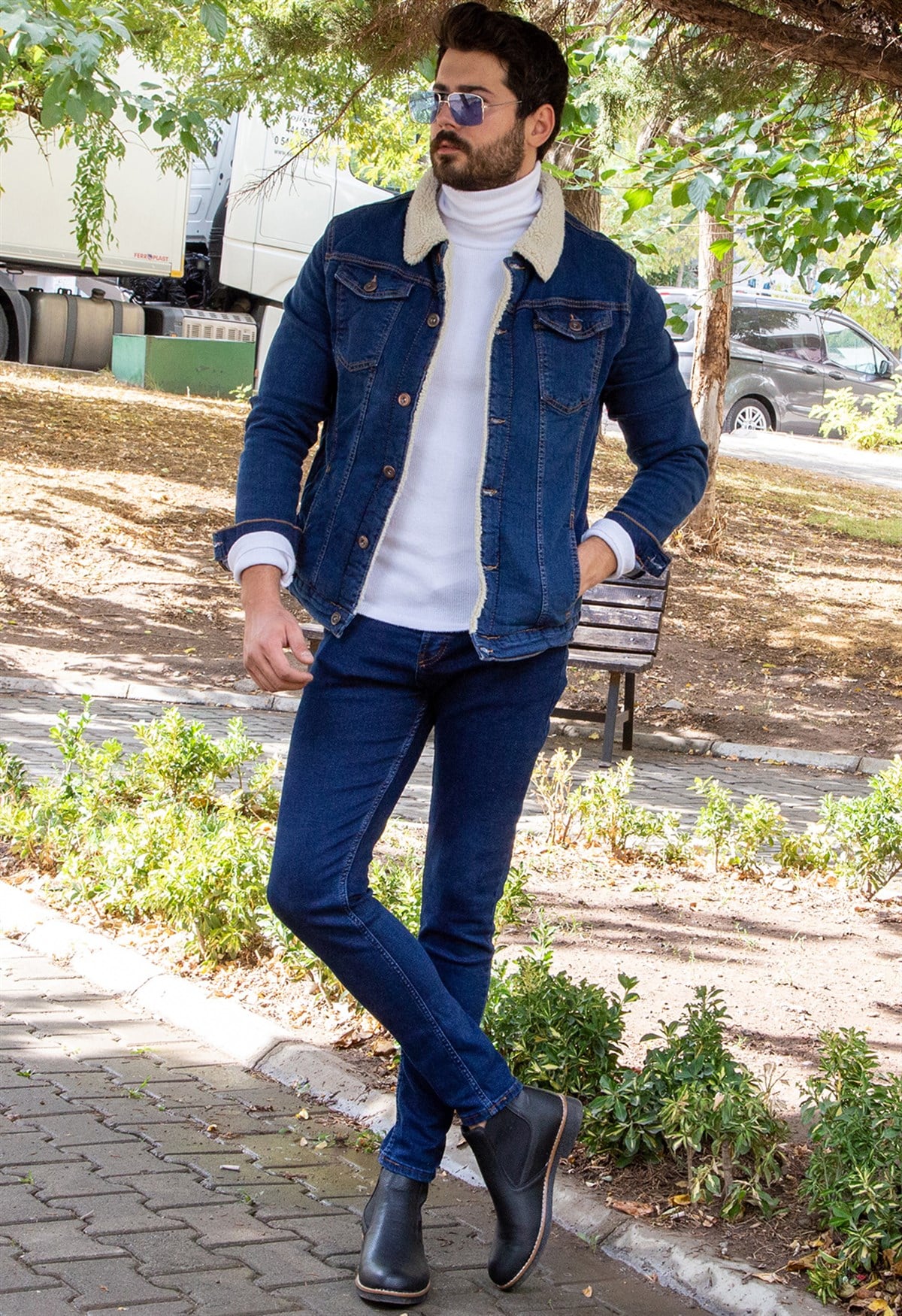 Koyu Mavi Kürklü Kot Ceket Boğazlı Kazak Pantolon Bot Kombin