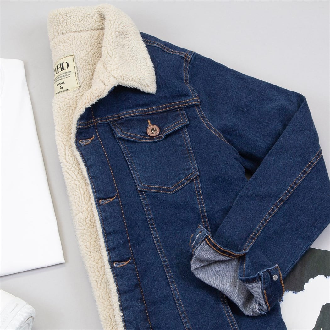 Koyu Mavi Kürklü Kot Ceket Tişört Pantolon Ayakkabı Kombin