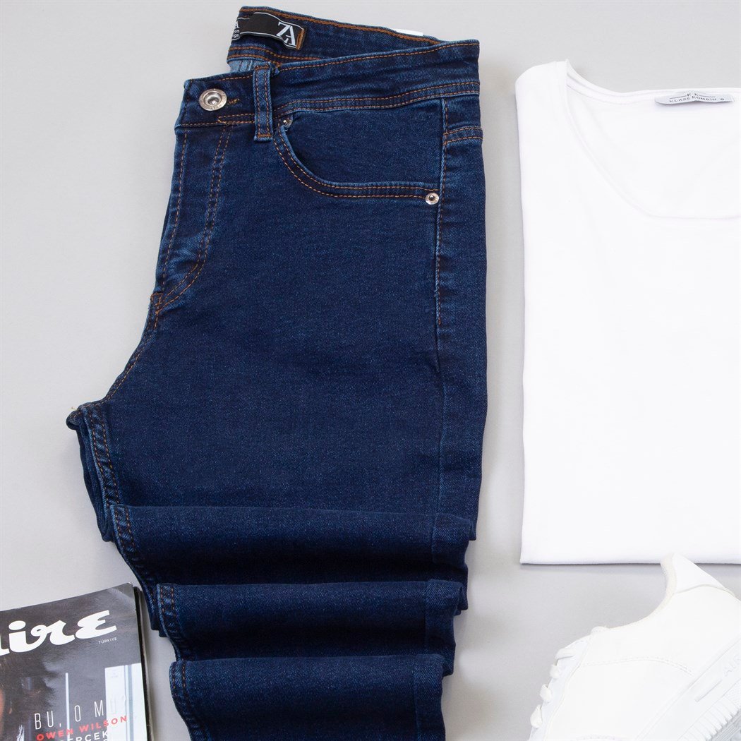 Koyu Mavi Kürklü Kot Ceket Tişört Pantolon Ayakkabı Kombin