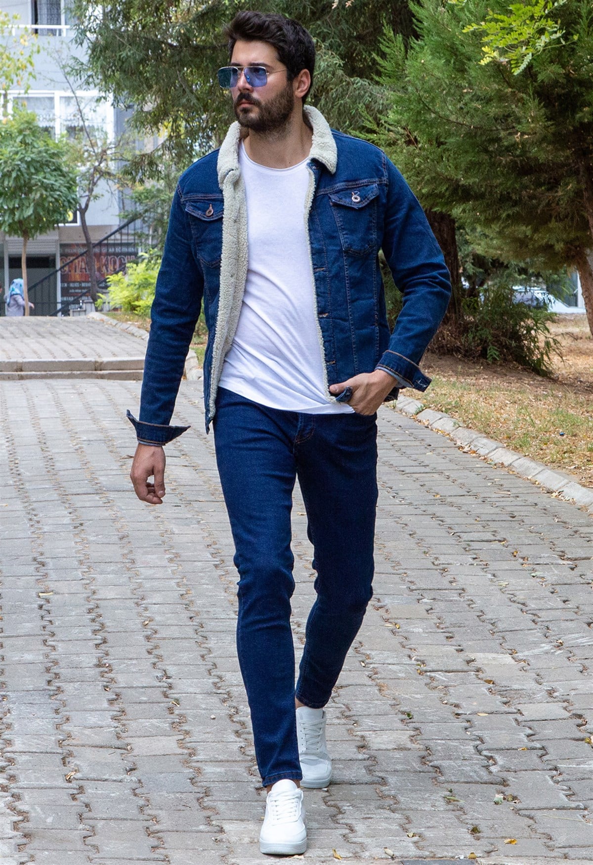 Koyu Mavi Kürklü Kot Ceket Tişört Pantolon Ayakkabı Kombin