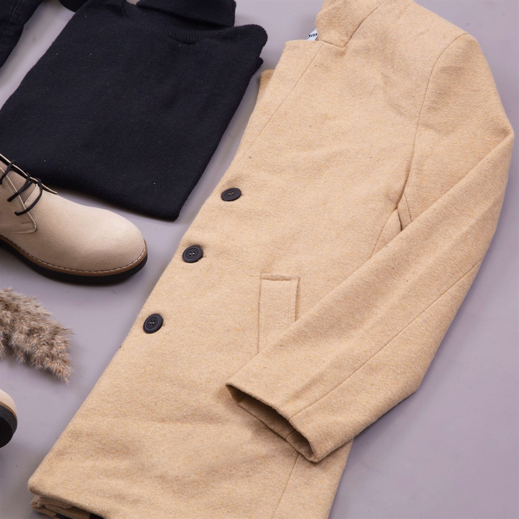 krem kaşe mont kazak pantolon bot kombini