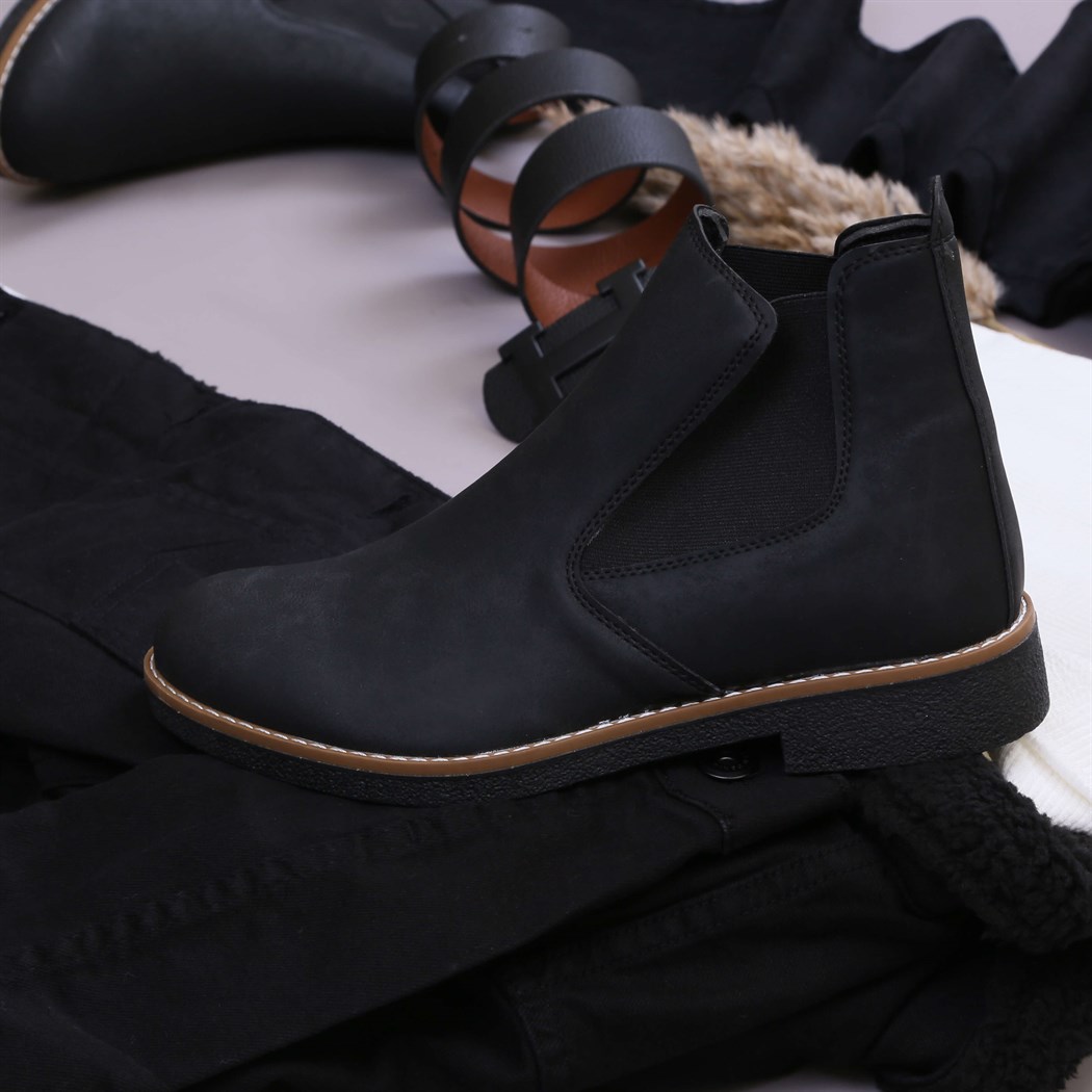 Kürklü Siyah Kot Ceket  Kazak Pantolon Bot Kombin