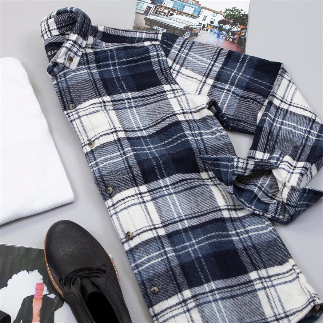 Lacivert Beyaz Ekose Oduncu Gömlek Boğazlı Kazak Pantolon Bot Kombin