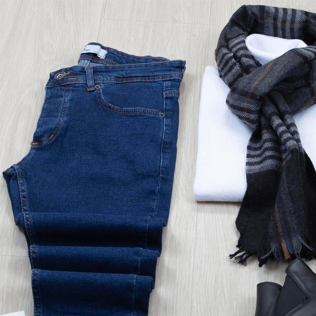 Lacivert Blazer Ceket Boğazlı Body Pantolon Bot Kombin