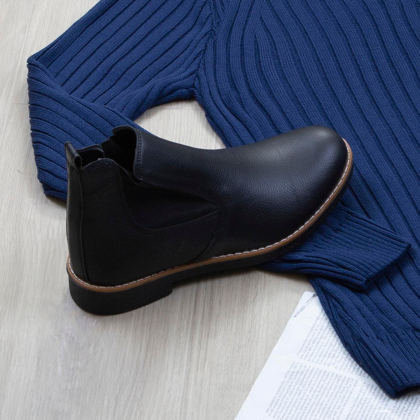 Lacivert Boğazlı Triko Kazak Pantolon Bot Kombin