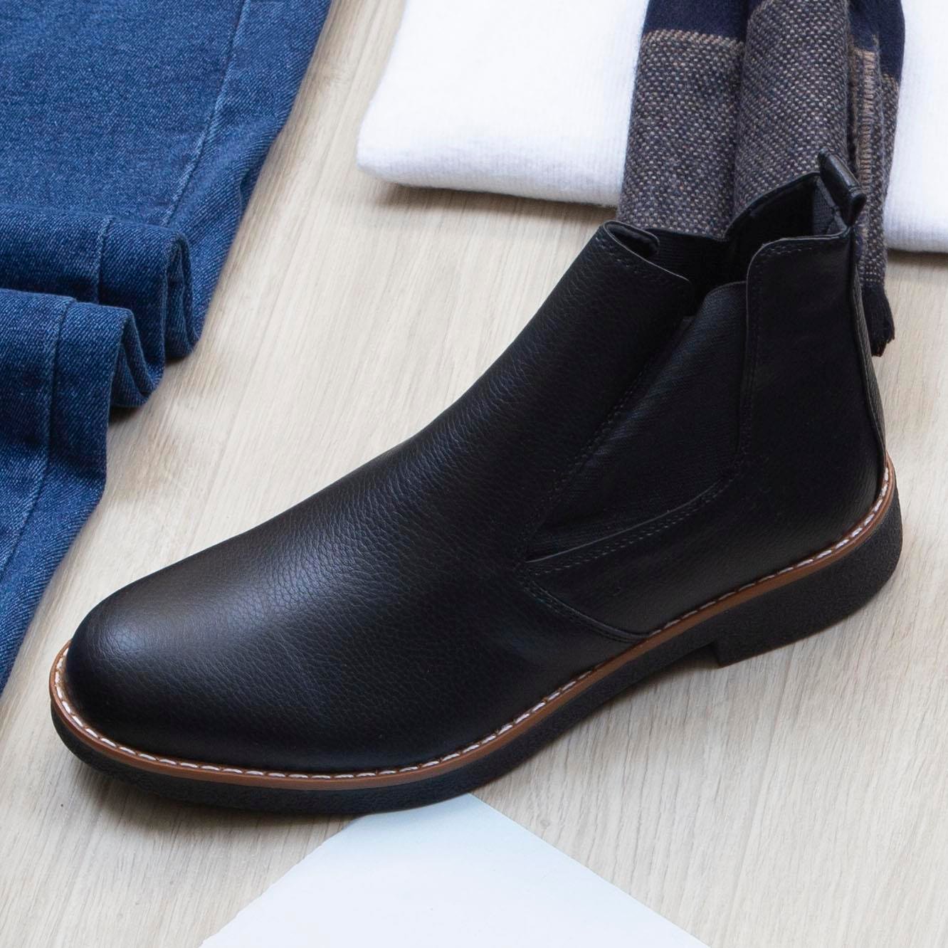 Lacivert Desenli Kaşe Kaban Boğazlı Body Pantolon Bot Kombin