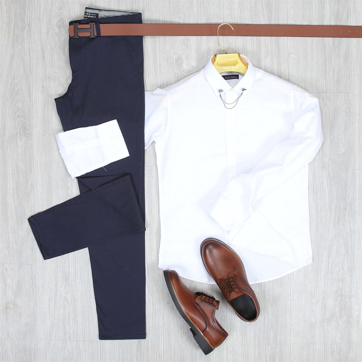 Lacivert Desenli Kumaş Beyaz Gömlek Taba Ayakkabı Kombini