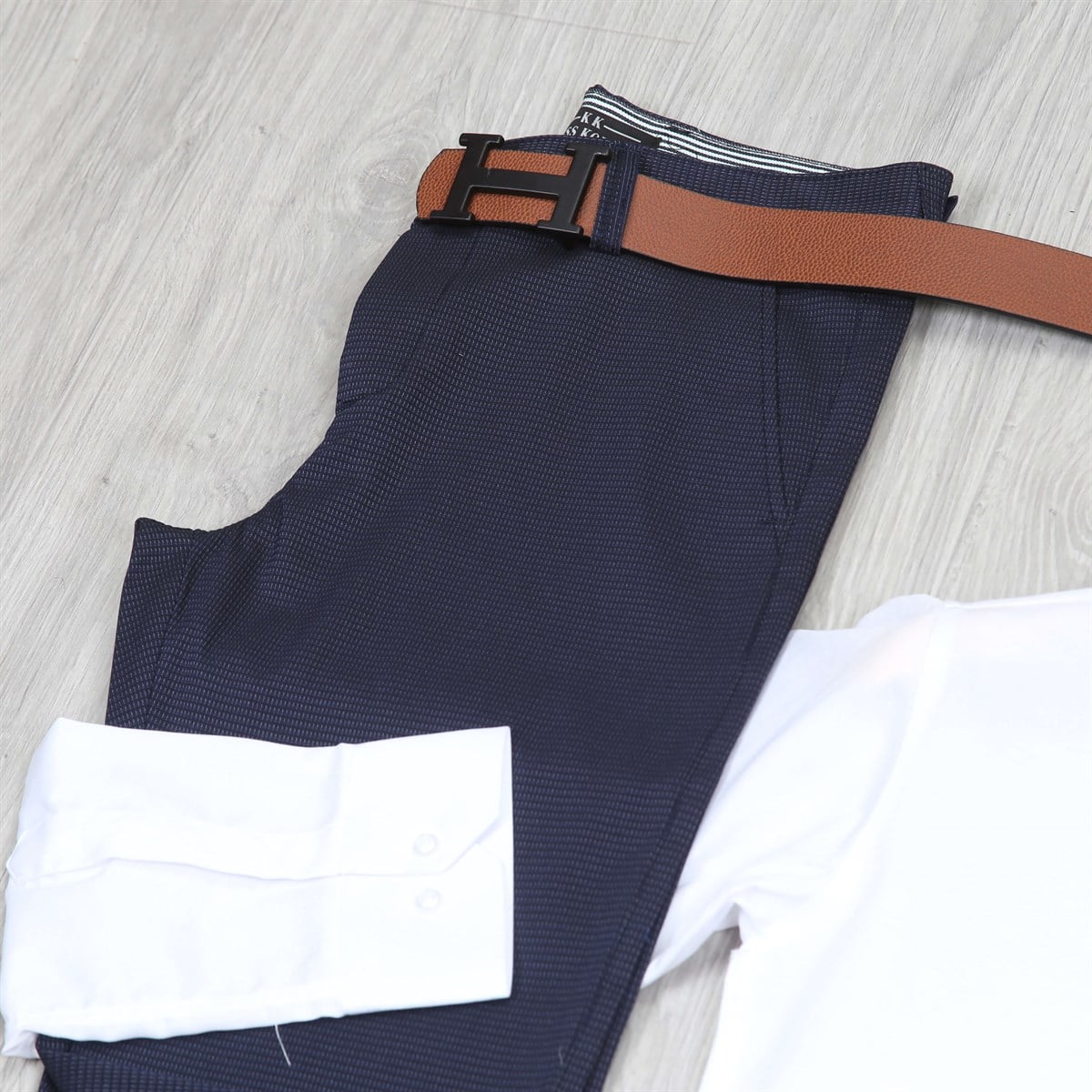 Lacivert Desenli Kumaş Beyaz Gömlek Taba Ayakkabı Kombini