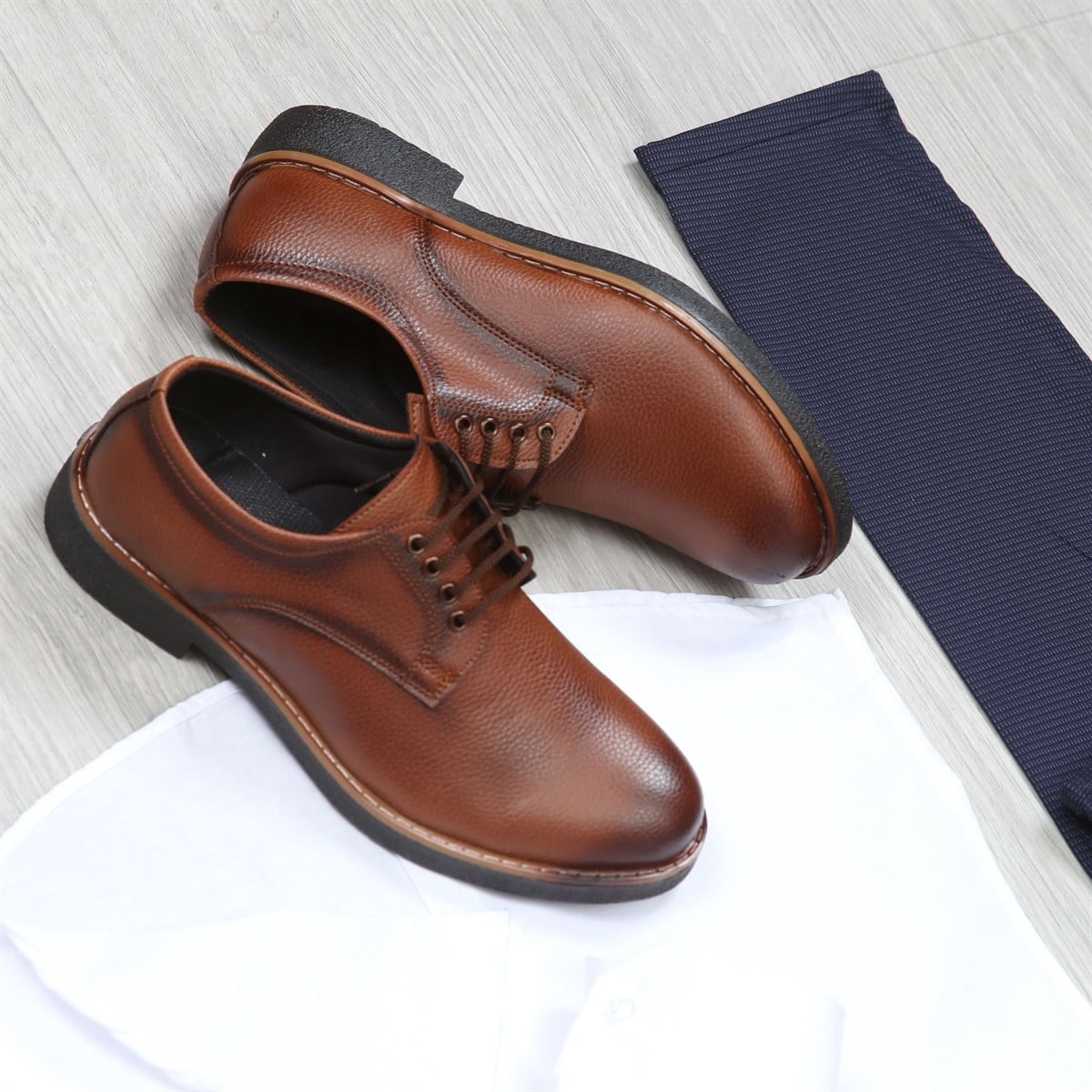 Lacivert Desenli Kumaş Beyaz Gömlek Taba Ayakkabı Kombini