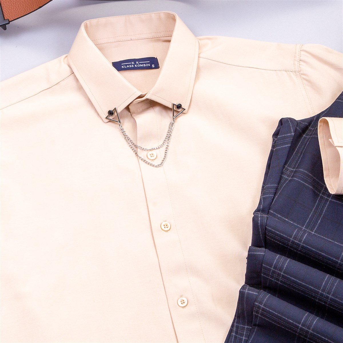 Lacivert Ekoseli Pantolon Bej Gömlek Ayakkabı Kombin