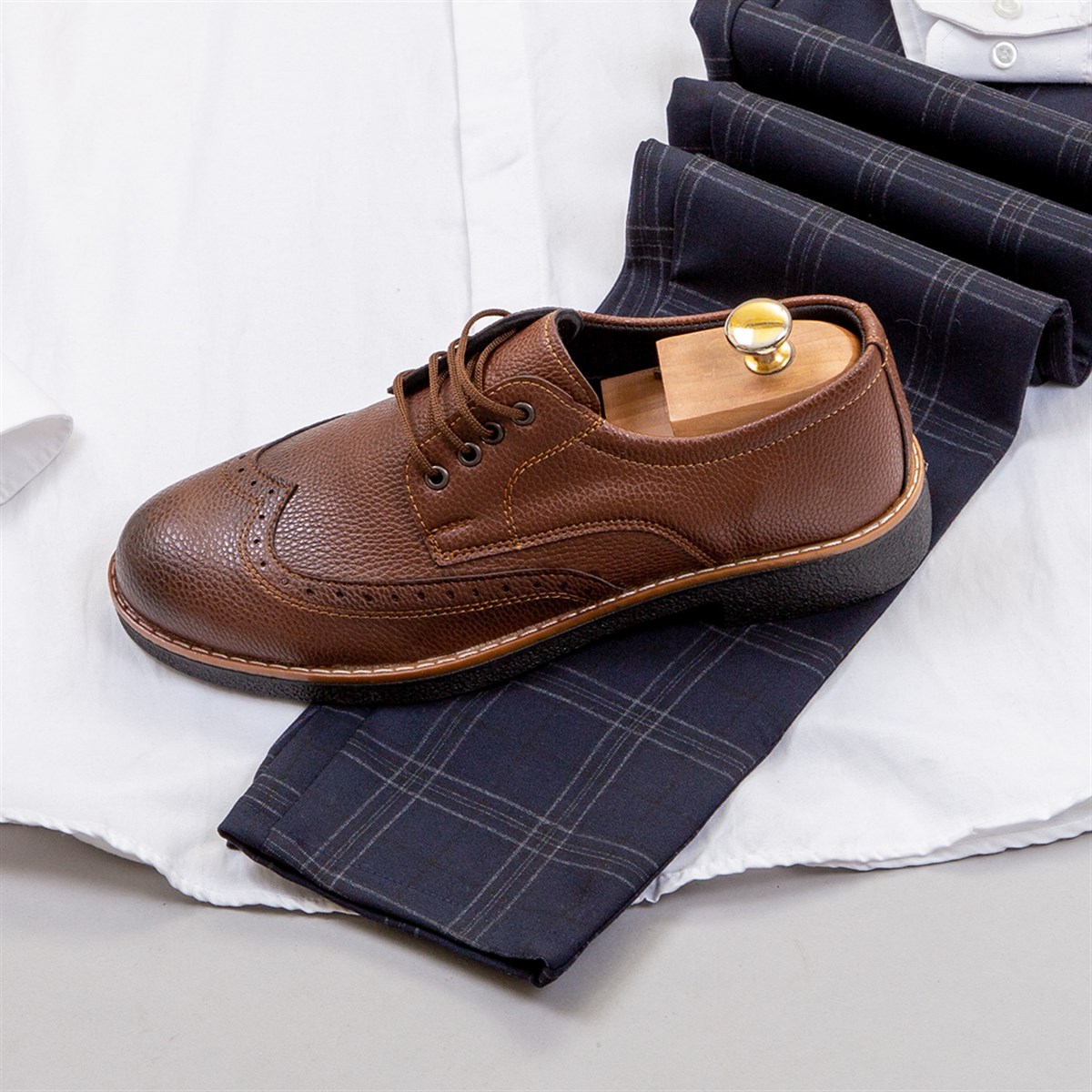 Lacivert Ekoseli Pantolon Beyaz Gömlek Ayakkabı Kombin