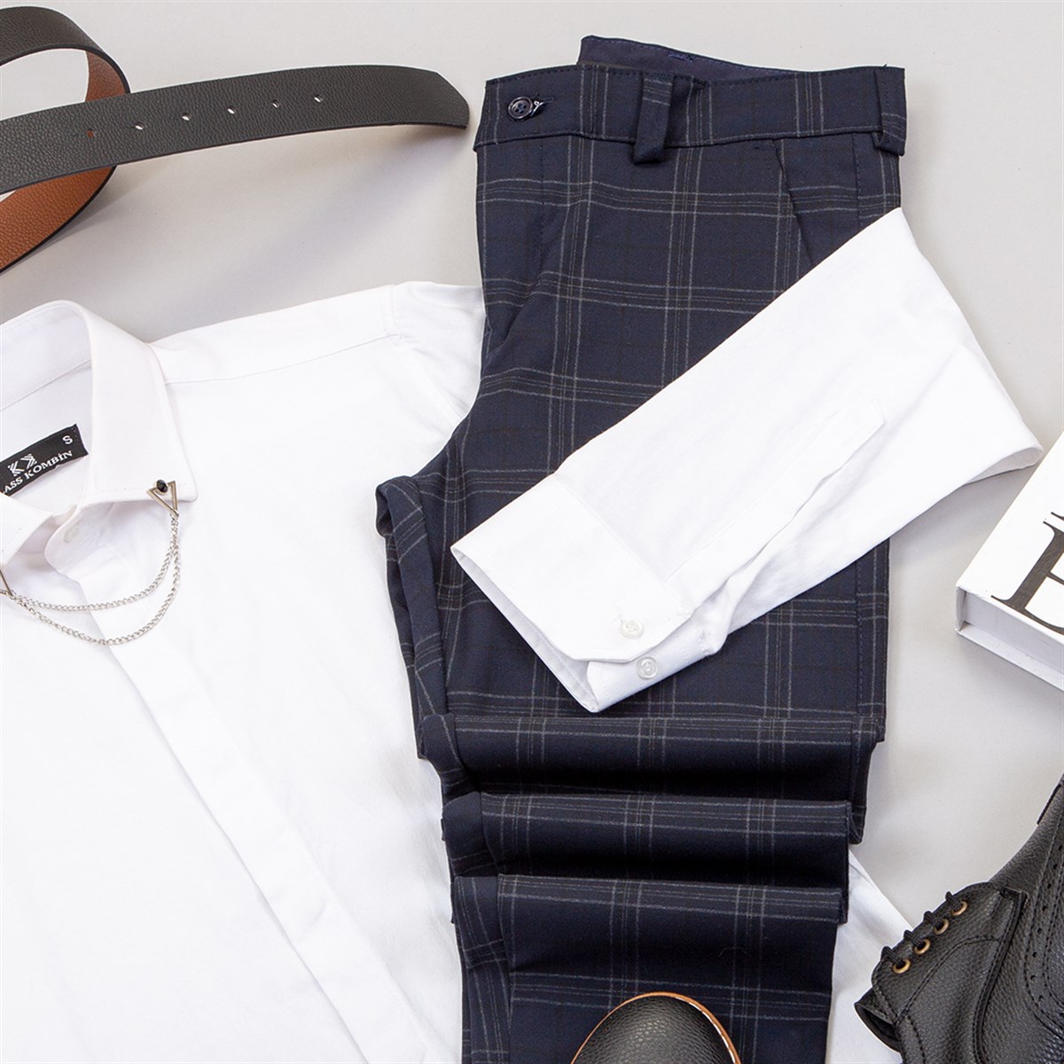 Lacivert Ekoseli Pantolon Beyaz Gömlek Ayakkabı Kombin